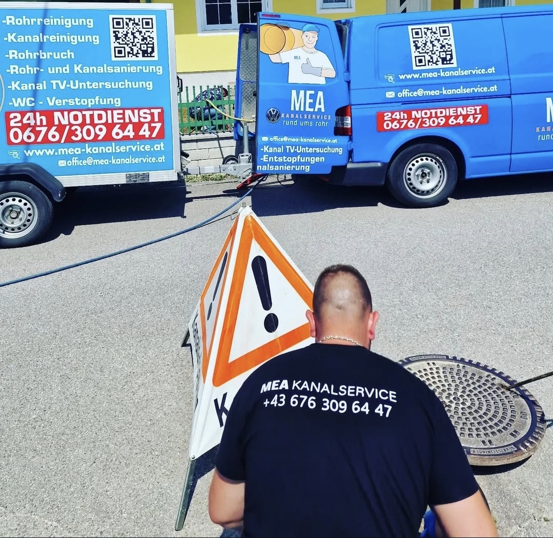 Ein Mitarbeiter beim Kanalsanierung